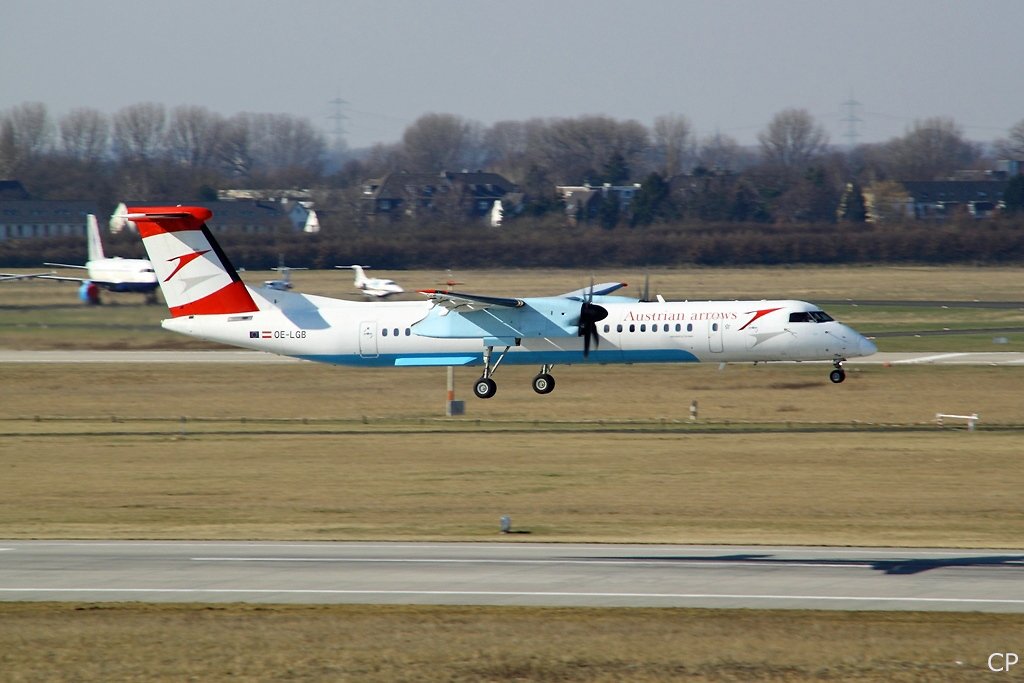 Dash 8-400Q OE-LGB von Austrian arrows landet am 9.3.2010 in Dsseldorf.