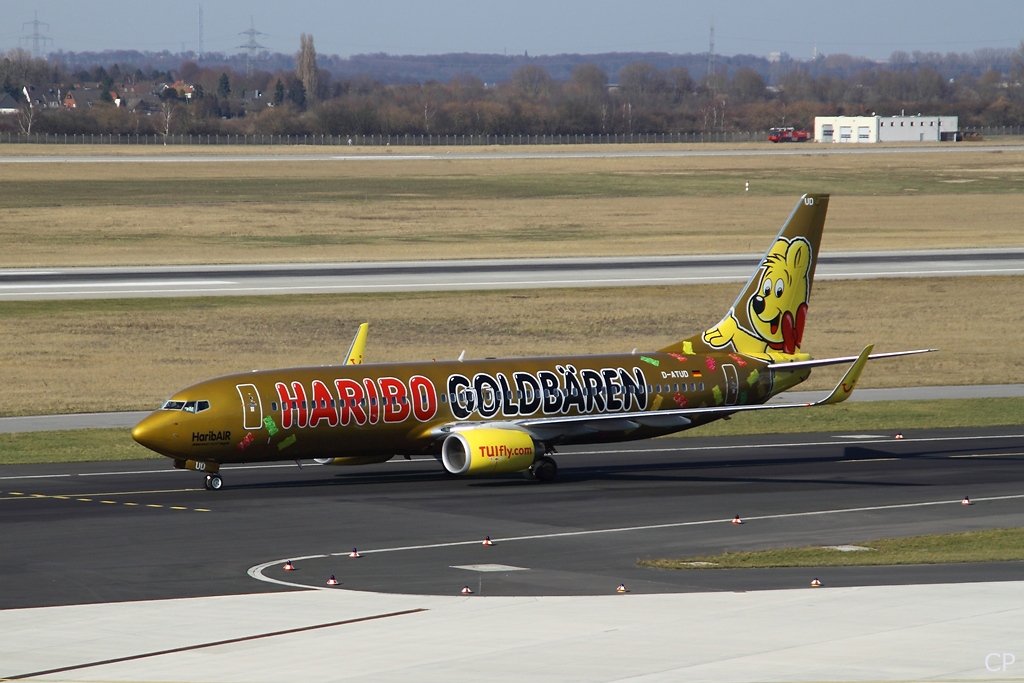 Der zweite Haribo-Goldbren-Flieger der Tuifly, die D-ATUD, ist in goldfarbenen Lack unterwegs. (9.3.2010, Dsseldorf)