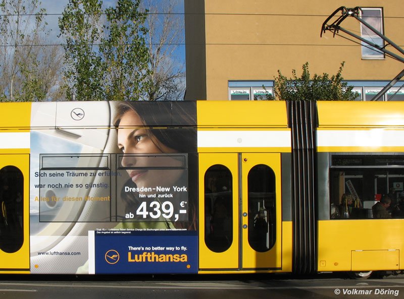 LufthansaWerbung an einer DVBStra enbahn Dresden New York hin und