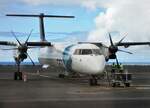 Die DHC-8-400 CS-TRE der SATA Air Azores wartet am 26.07.2023 auf dem Flughafen Ponta Delgada auf der Insel Sao Miguel auf neue Fracht, Post und Passagiere.