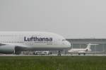 Der neue, erste Airbus A380-800 (Zulassung D-AIMA) fr die Deutsche Lufthansa rollt am General Aviation-Gelnde in Stuttgart vorbei (Datum 2.