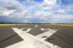 Die alte Runway 09L des Tempelhof-Airports in Berlin am 20.06.11. Es sieht aus wie in alten Zeiten... wenn nur nicht diese Kreuze da wren...
