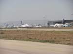 Kurz vor dem Start der Germania Boeing 737-75B von Damaskus nach Aleppo sieht man auf einem Teil des Flughafens den Groteil der SyrianAir Maschinen.