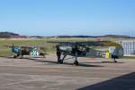 Piper CUB PA-18 D-ERDJ und Fieseler FI 156 (Storch) D-EVAS bei Startvorbereitungen am Hanger 10 in Zirchow.