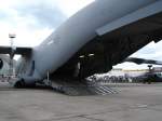 C-17 Globemaster,amerikanischer Militrtransporter,  da passen etwa 80t rein,bequem ber Heckrampe und-luke einzuladen,  Berlin ILA 2006