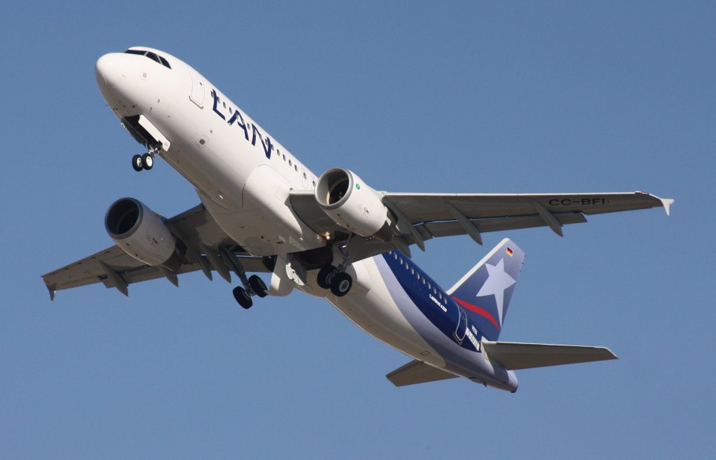 LAN Airlines Chile,D-AVVVZ,Reg.CC-BFI,(c/n5483),Airbus A320-214,05.03.2013,XFW-EDHI,Hamburg-Finkenwerder,Germany