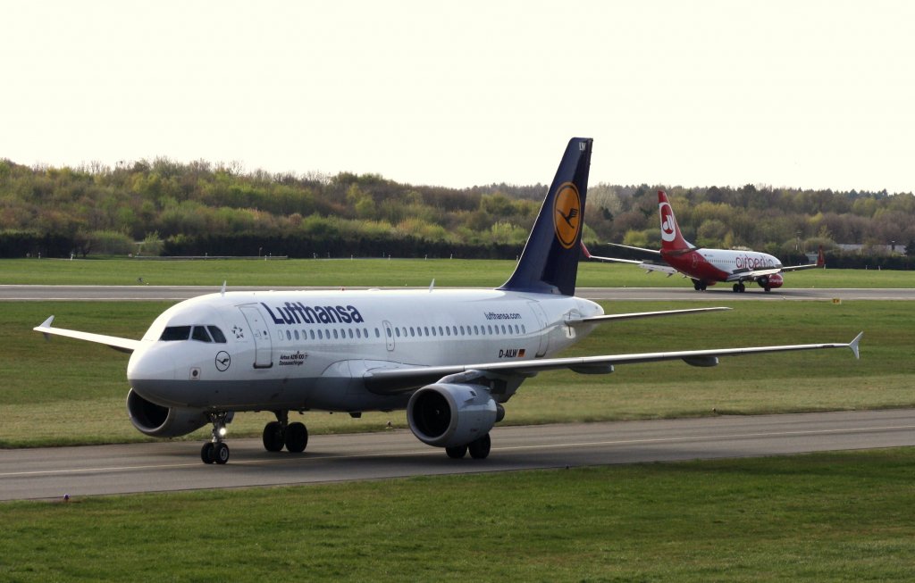 Lufthansa,D-AILW,(c/n853),Airbus A319-114,02.05.2013,HAM-EDDH,Hamburg,Germany(hinten Air Berlin,D-AHXJ)