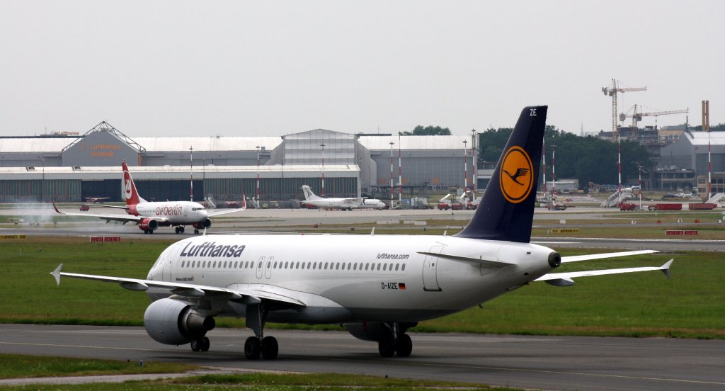 Lufthansa,D-AIZE,(c/n 4261),Airbus A320-214,26.07.2013,HAM-EDDH,Hamburg,Germany(landet:Air Berlin,D-AHXF,B737