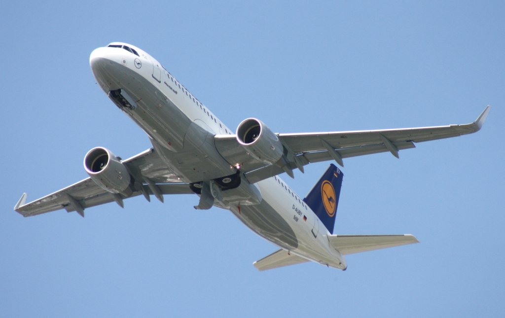 Lufthansa,D-AUBY,Reg.D-AIZV,(c/n5658),Airbus A320-214(SL),11.06.2013,XFW-EDHI,Hamburg-Finkenwerder,Germany