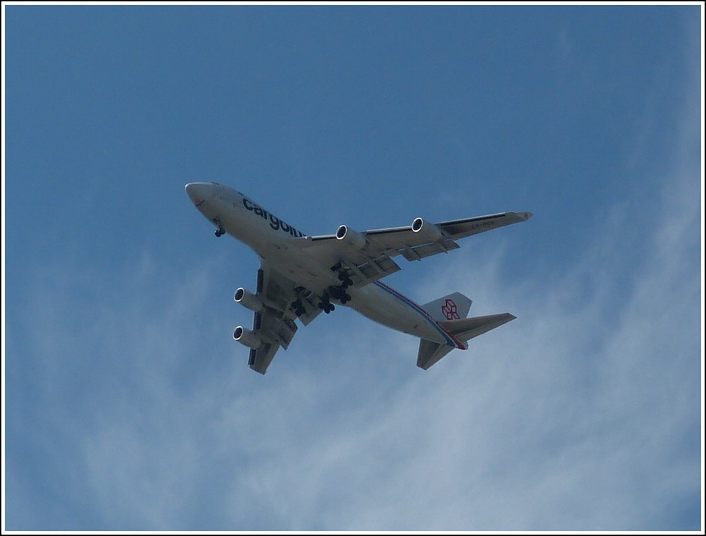   LX-RCV  747-4R7F SCD, Cargolux Boeing 747 aufgenommen beim Landeanflug auf dem Flughafen Findel in Luxemburg.  17.06.2013