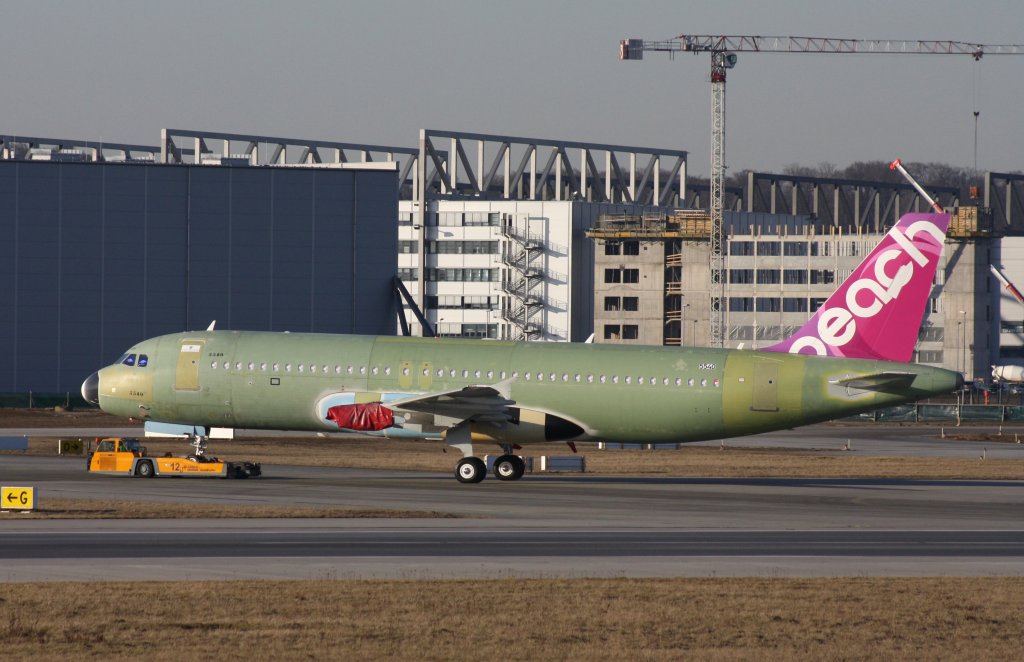 Peach,D-AXAU,Reg.JA808P,(c/n5540),Airbus A320-214,05.03.2013,XFW-EDHI,Hamburg-Finkenwerder,Germany