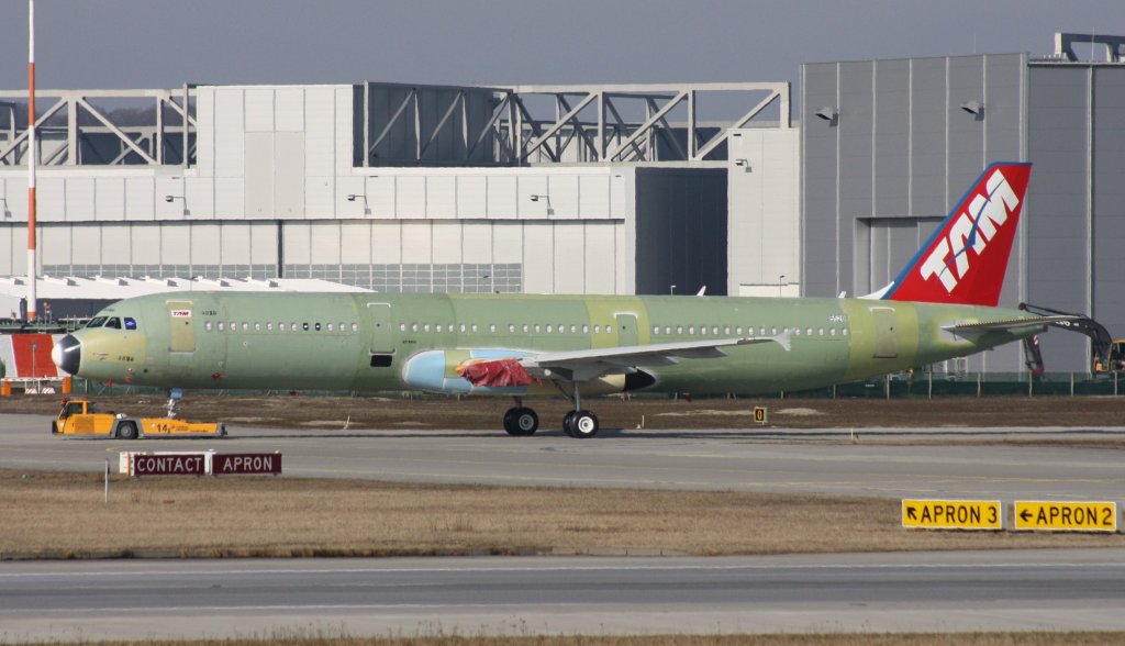 TAM Brasil,D-AZAW,Reg.PT-MXJ,(c/n5528),Airbus A321-231,27.02.2013,XFW-EDHI,Hamburg-Finkenwerder,Germany