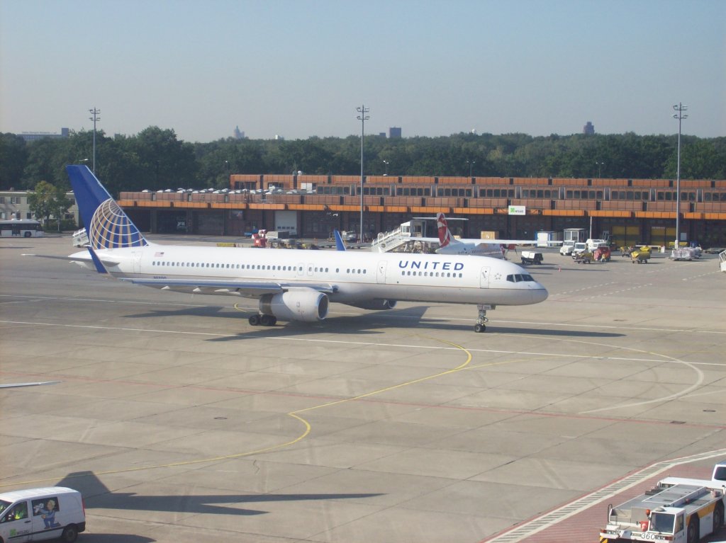 United Airlines
Typ:Boing 757 200
Flughfen:TXL
Kennung:N13110
Datum:19.8.2011