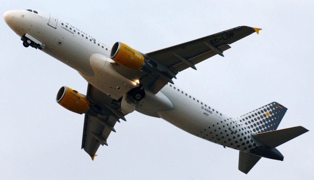 Vueling,D-AXAG (c/n 4937),Airbus A320-214,23.11.2011,XFW-EDHI,Hamburg-Finkenwerder,Germany