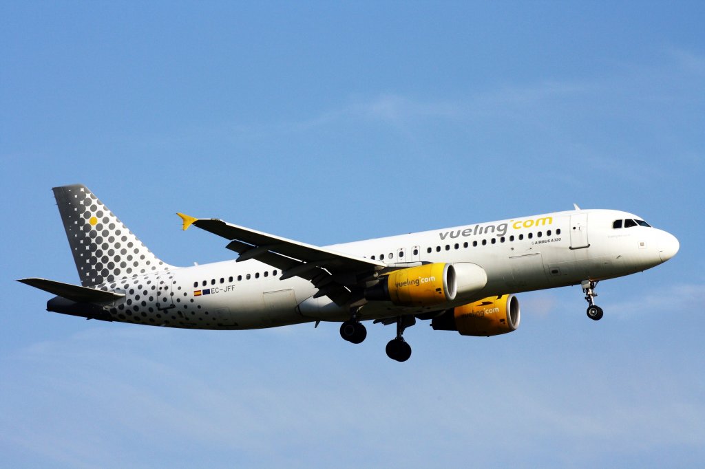 Vueling,EC-JFF,(c/n2388),Airbus A320-214,04.09.2012,HAM-EDDH,Hamburg,Germany