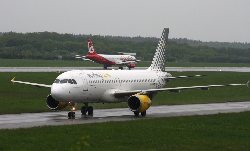 Vueling,EC-JFF,(c/n2388),Airbus A320-214,26.05.2013,HAM-EDDH,Hamburg,Germany(hinten Air Berlin,D-ABDQ)