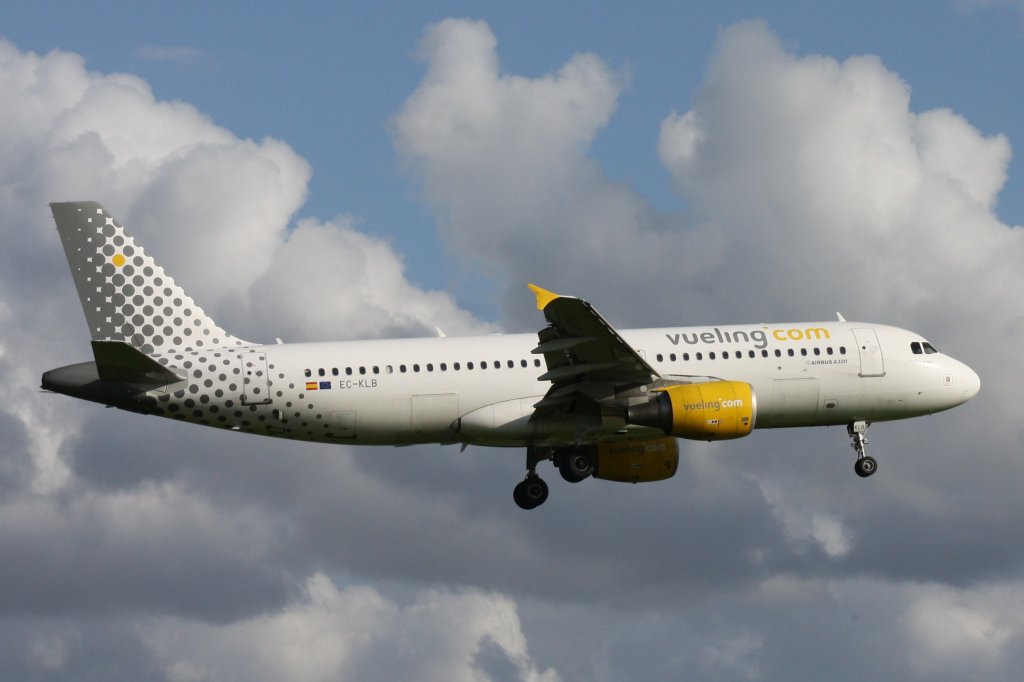 Vueling,EC-KLB,(c/n3321),Airbus A320-214,16.05.2012,HAM-EDDH,Hamburg,Germany