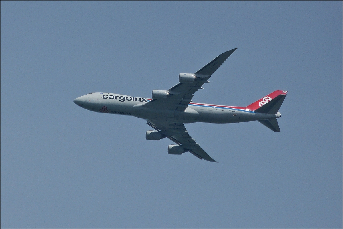  . Cargolux Boeing 747-8R7F LX-VCB, überfliegt beim Landeanflug zum Flughafen von Luxemburg das Moselstädchen Wasserbillig am 25.05.2014 