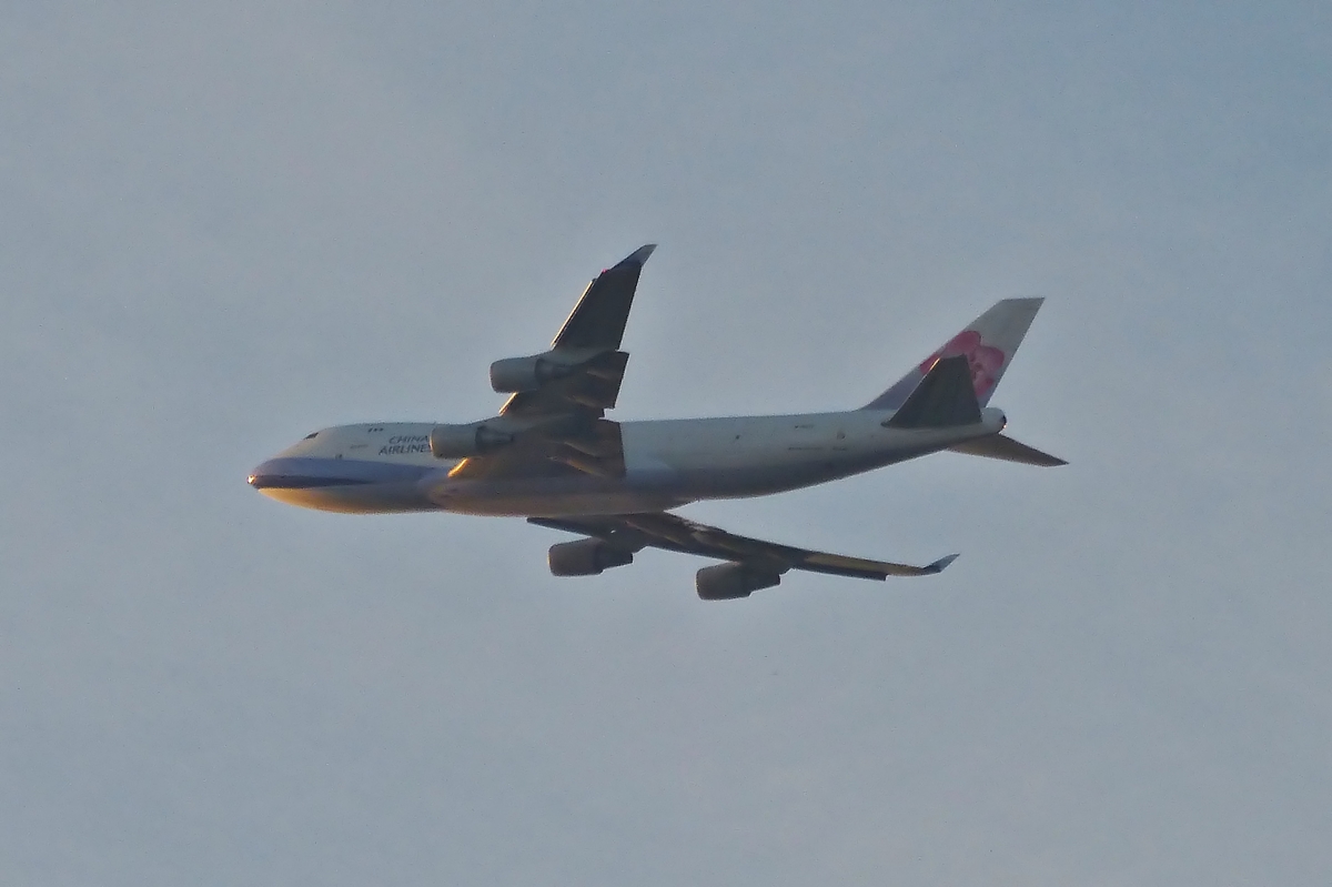  . Diese Boeing 747 der Air China Cargo, habe ich am 19.10.2014 über der Mosel bei Wasserbillig fotografiert, wird in kürze auf dem Flughafen Findel in Luxemburg landen. Die ID Nr des Fliegers konnte ich nicht lesen.