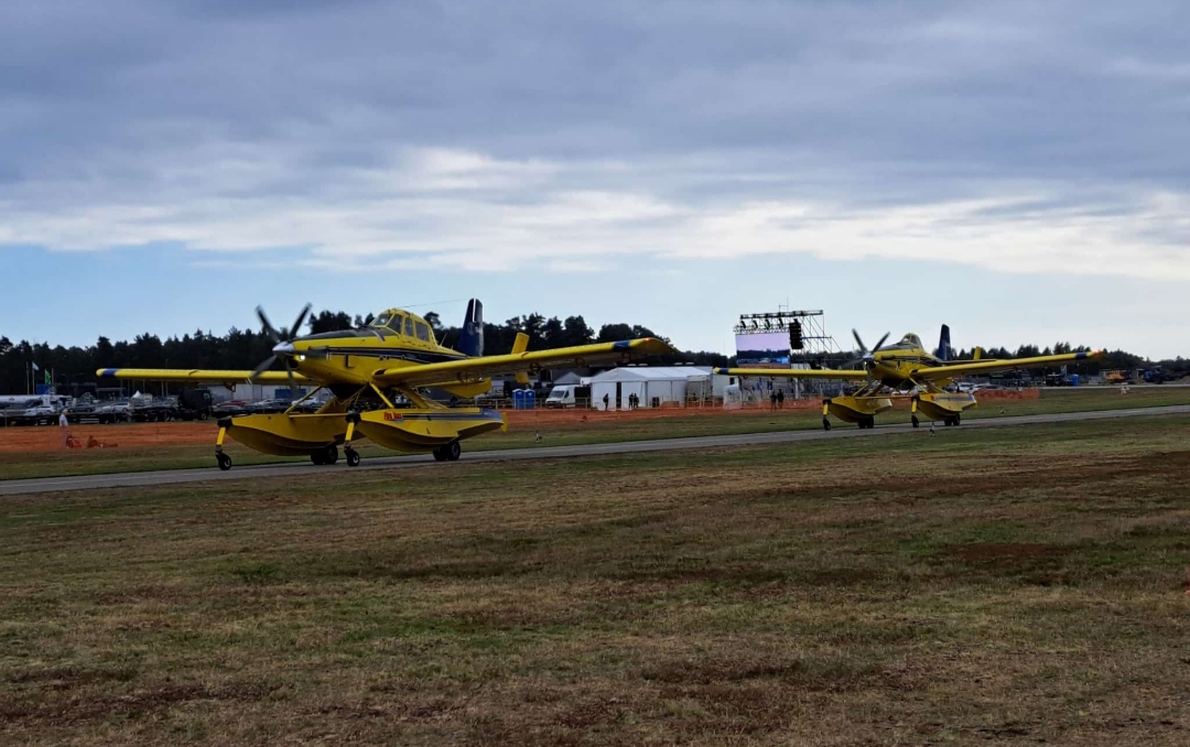 2 Löschflugzeuge SAAB Air Tractor AT-802F Fire Boss, SE-MHM und SE-MHN auf dem Weg zum Start in Ronneby (RNB/ESDF) am 24.8.2024