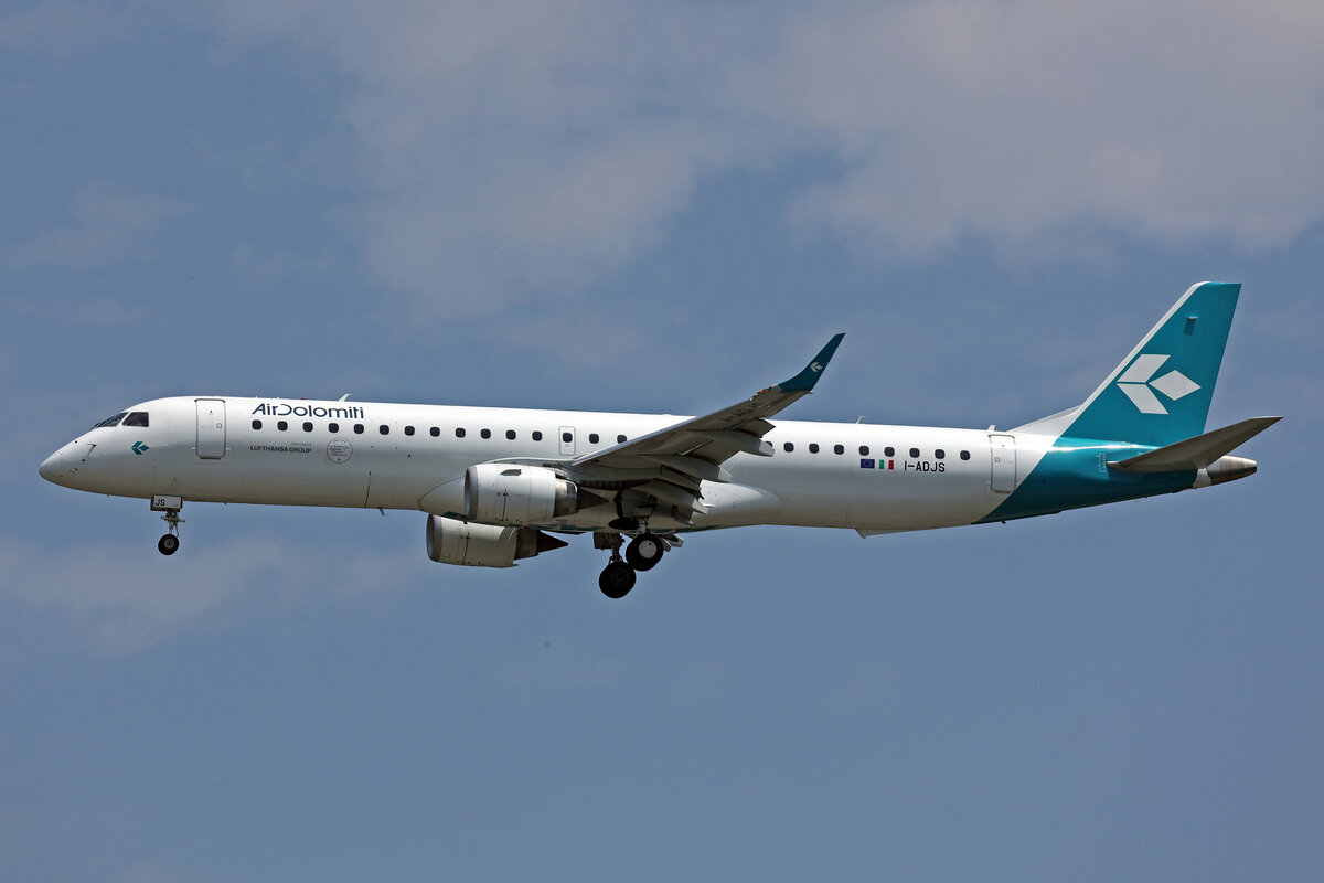 Air Dolomiti, I-ADJS, Embraer ERJ-195LR, msn: 19000597,  Guglielmo Tell - Gioachino Rossini , 10.Juli 2024, MXP Milano Malpensa, Italy.