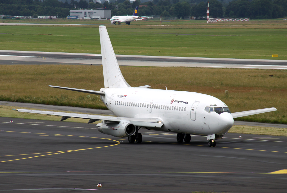  Aviogenex B737-200 YU-ANP rollt zur 23L in DUS / EDDL / Düsseldorf am 29.06.2013