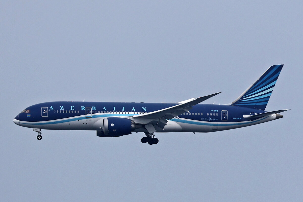 Azerbaijan Airlines, VP-BBR, Boeing B787-8, msn: 37920/211,  Susha , 21.Dezember 2024, MLE Malé, Maldives.