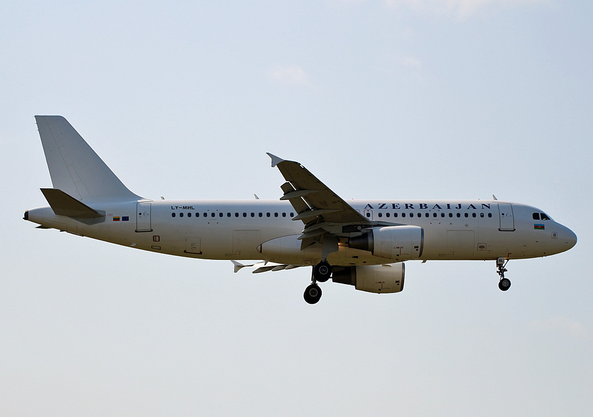 Azerbaijan Airlines(Heston Airlines), Airbus A 320-216, LY-MHL, BER, 25.07.2024