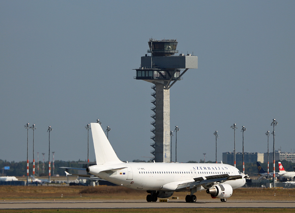 Azerbaijan Airlines(Heston Airlines), Airbus A 320-216, LY-MHL, BER, 01.09.2024