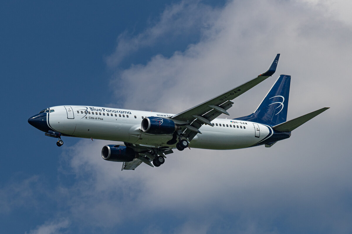  Blue Panorama  - 9H-GAW - Boeing B737-8Z0(WL) im Anflug auf Hamburg Airport - 17.06.2019