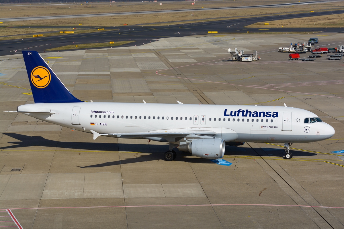 D-AIZN am 07.03.2015 in Düsseldorf.