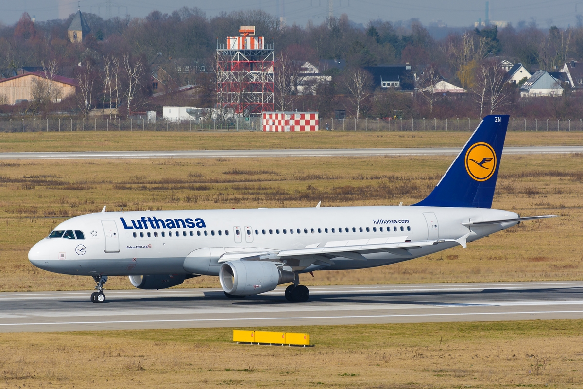 D-AIZN am 07.03.2015 in Düsseldorf.