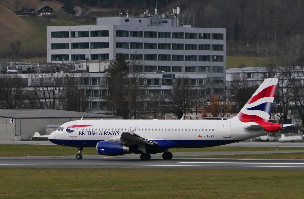 Der Airbus A320-232 G-EUYD der British Airways am 31.12.2023 beim Start als BA765 nach London-Heathrow in Innsbruck (INN).