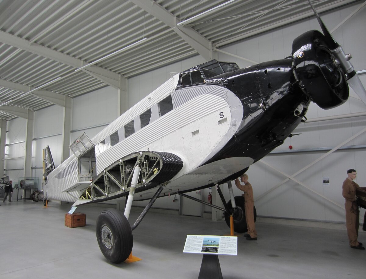 Dieser Rumpf einer Ju-52/3m befindet sich seit April 2023 im Luftfahrtmuseum Wernigerode. Es handelt sich um die einstige HB-HOS der JU-AIR. Das Flugzeug war bis 2019 für Rundflüge aktiv. Aufnahme vom 30.09.2024.