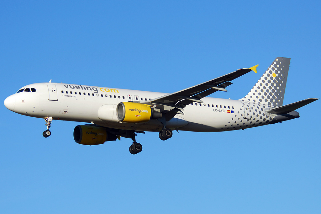 EC-LVC Airbus A320-214 27.12.2013