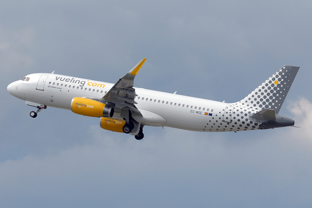 EC-MGE Airbus A320-232 06.06.2015