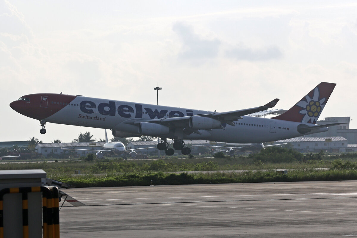 Edelweiss Air, HB-JME, Airbus A340-313X, msn: 559,  Pilatus , 22.Dezember 2024, MLE Malé, Maldives.