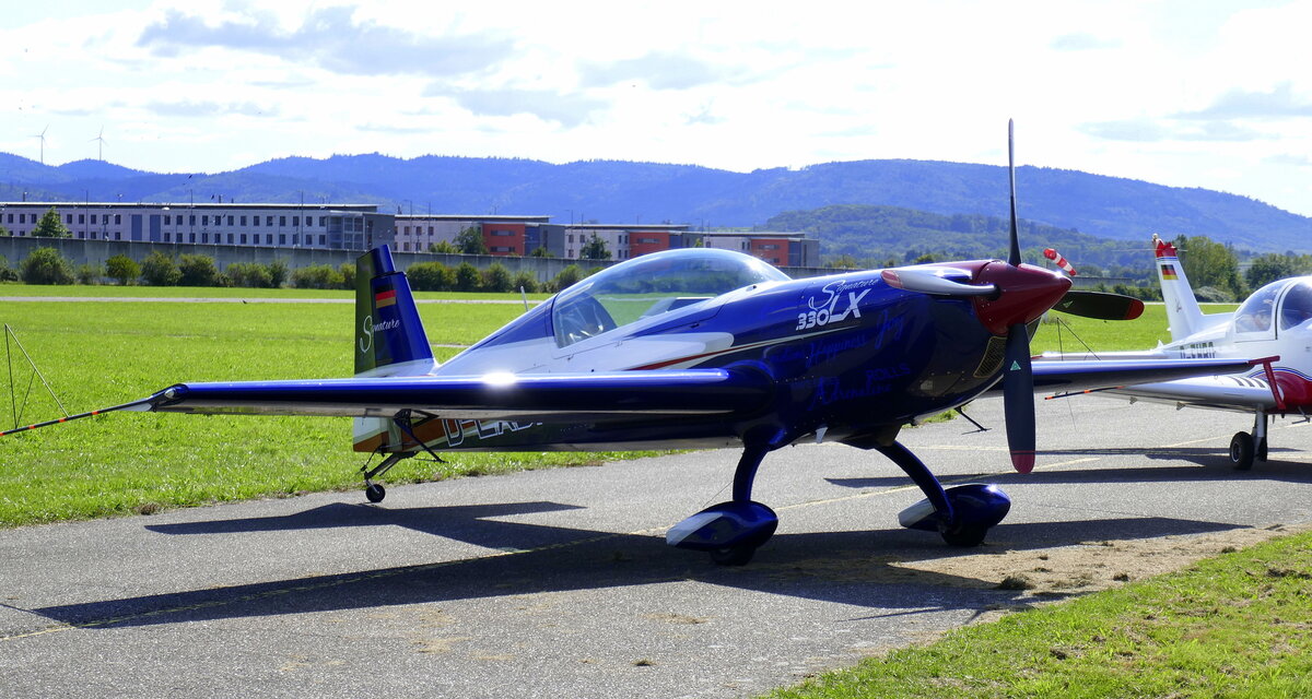 EXTRA 330LX, D-EXBF, zweisitziges Kunstflugzeug des deutschen Herstellers EXTRA Aircraft, gebaut ab 2013, Flugplatzfest am 15.09.24 in Offenburg