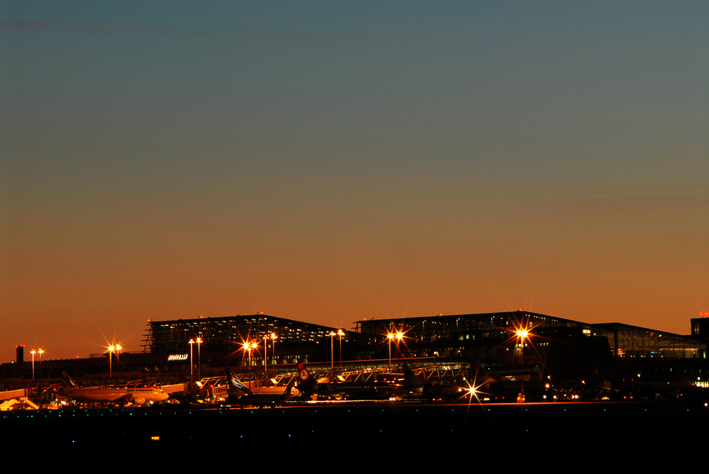 Flughafen Stuttgart in der Abenddämmerung 22.05.2009