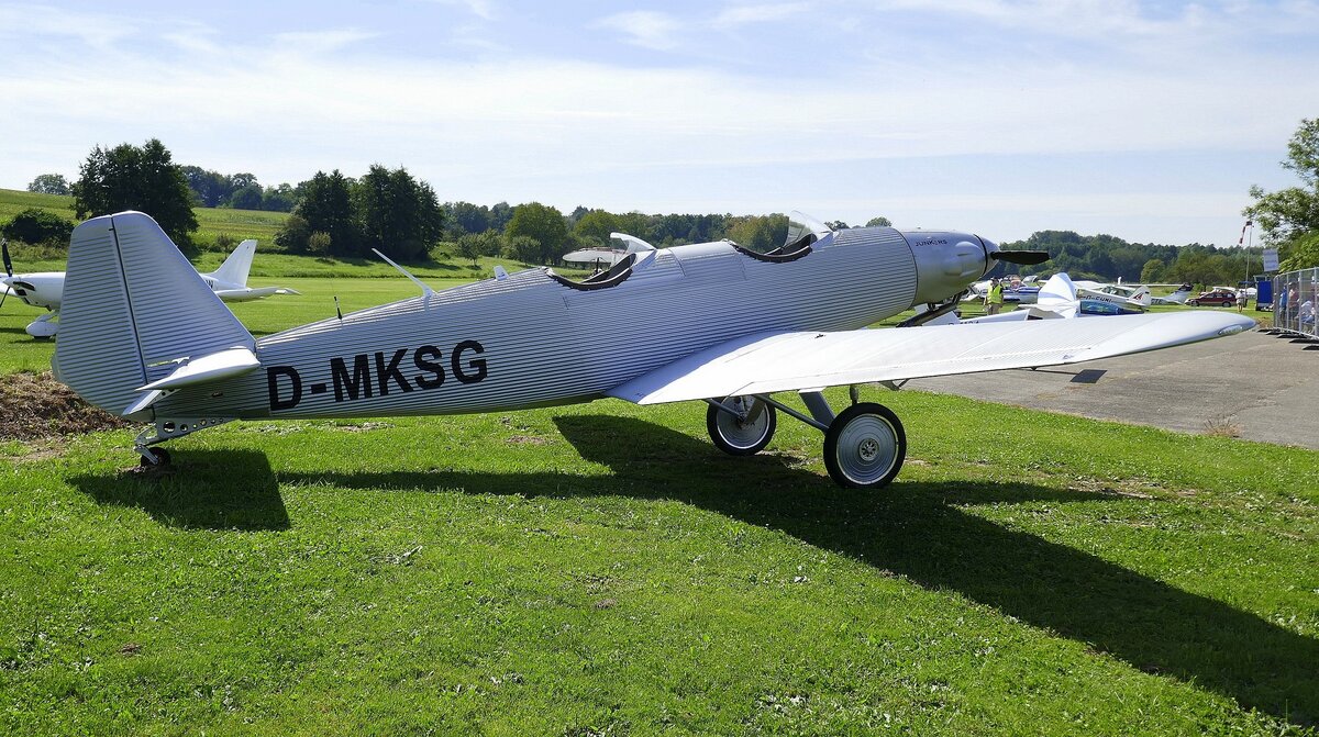 Junkers A50, Nachbau, D-MKSG, das Original flog erstmals 1929, der Nachbau 2021, das Ultraleichtflugzeug wird in Oberndorf am Neckar hergestellt, gesehen beim Flugplatzfest in Altdorf in der Ortenau, Sept.2024