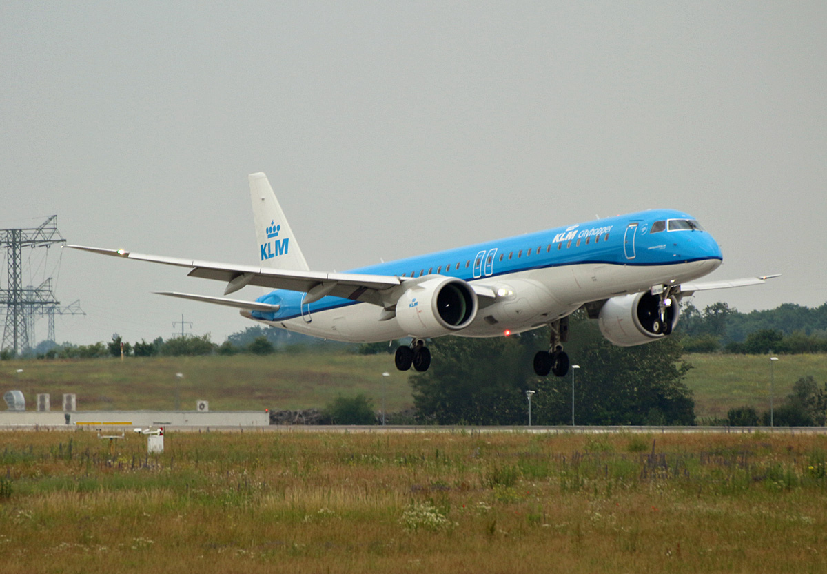 KLM-Cityhopper, ERJ 195 E2, PH-NXE, BER, 21.06.2024