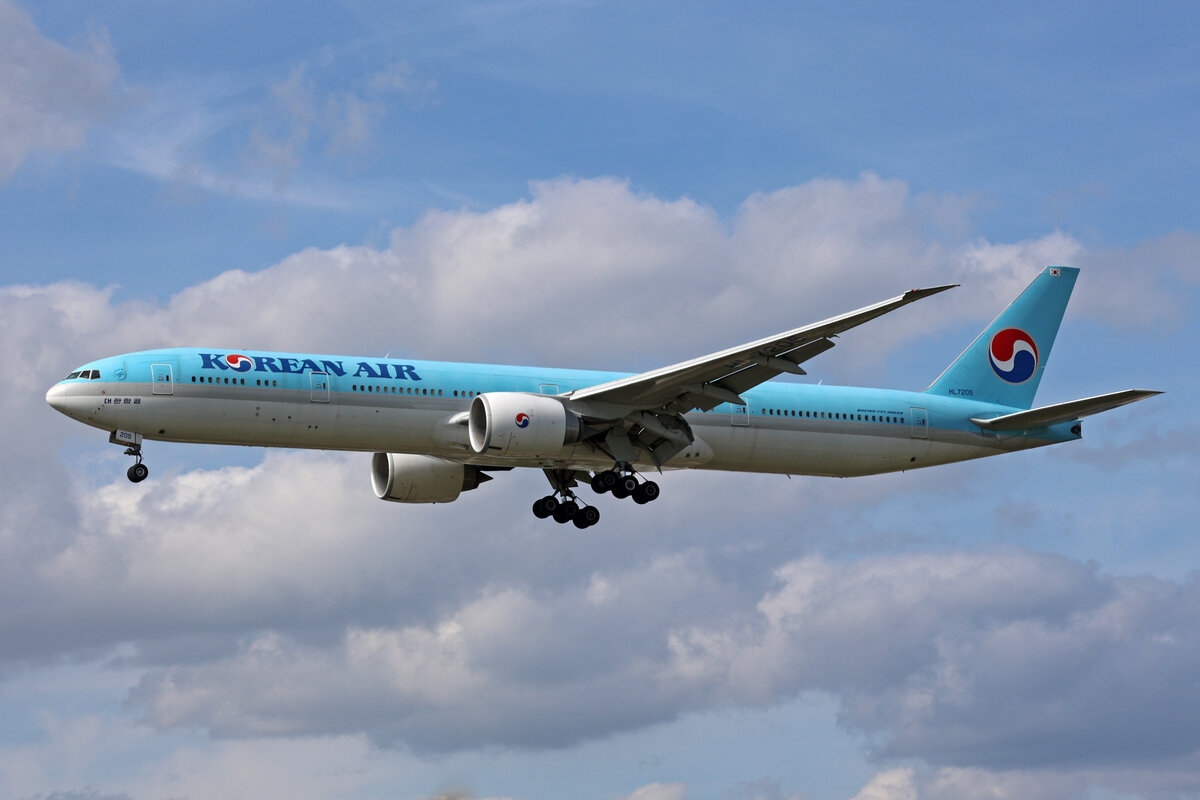 Korean Air, HL7205, Boeing B777-3B5ER, msn: 60379/1555, 06.Juli 2023, LHR London Heathrow, United Kingdom.