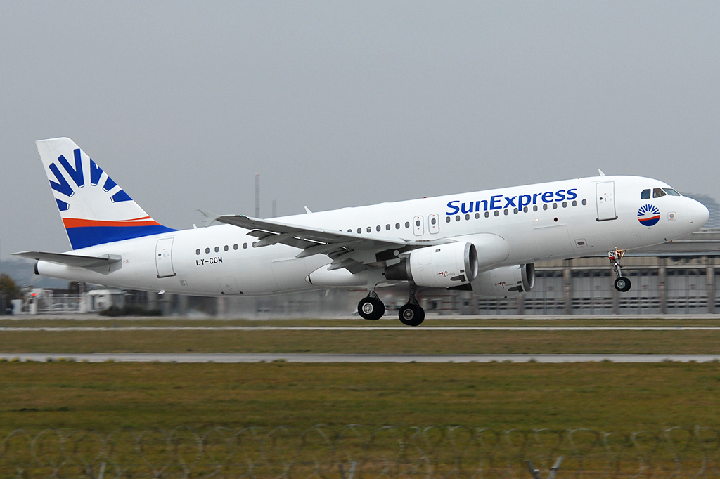 LY-COM Airbus A320-212 04.11.2018