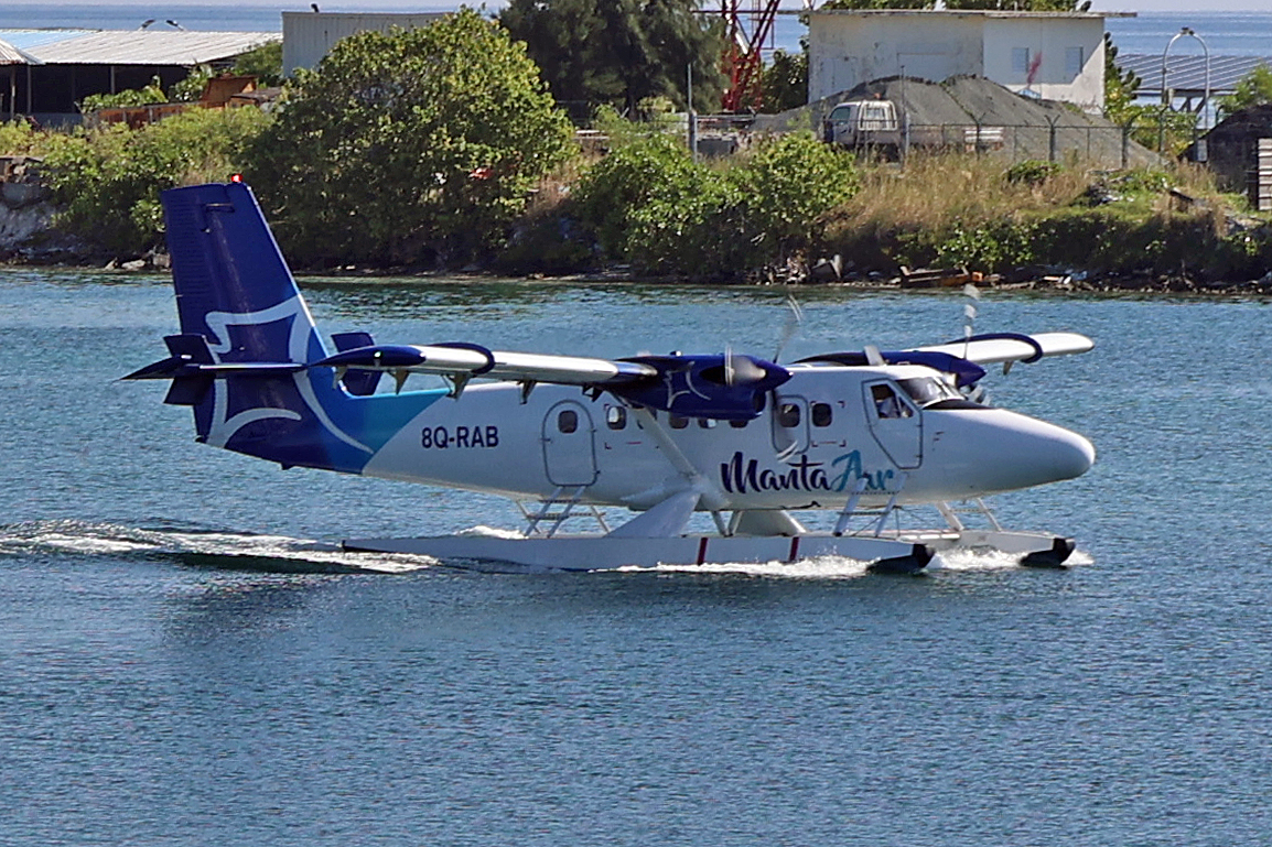 Manta Air, 8Q-RAB, De Havilland Canada DHC-6-300 Twin Otter, msn: 454, 08.Dezember 2024, MLE Malé, Maldives.