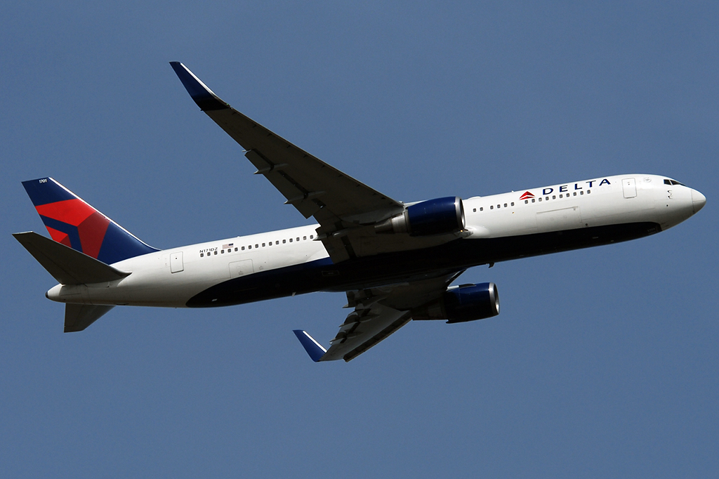 N171DZ Boeing 767-332/ER 03.04.2016