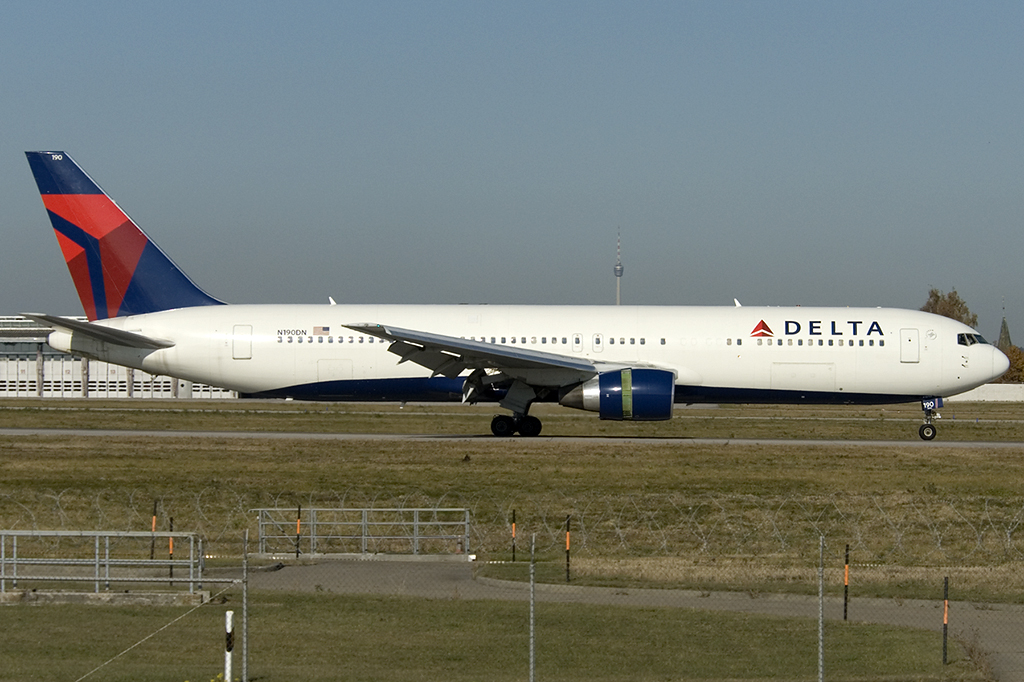 N190DN Boeing 767-332(ER) 02.11.2011