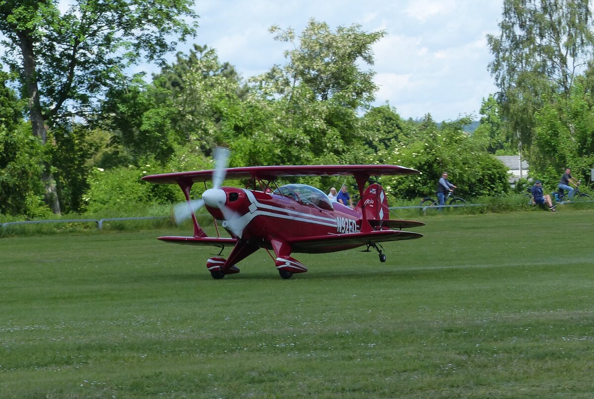 Pitts S-2B, N92ED bei der Landung in Moosburg auf der Kippe (EDPI) am 18.5.2024