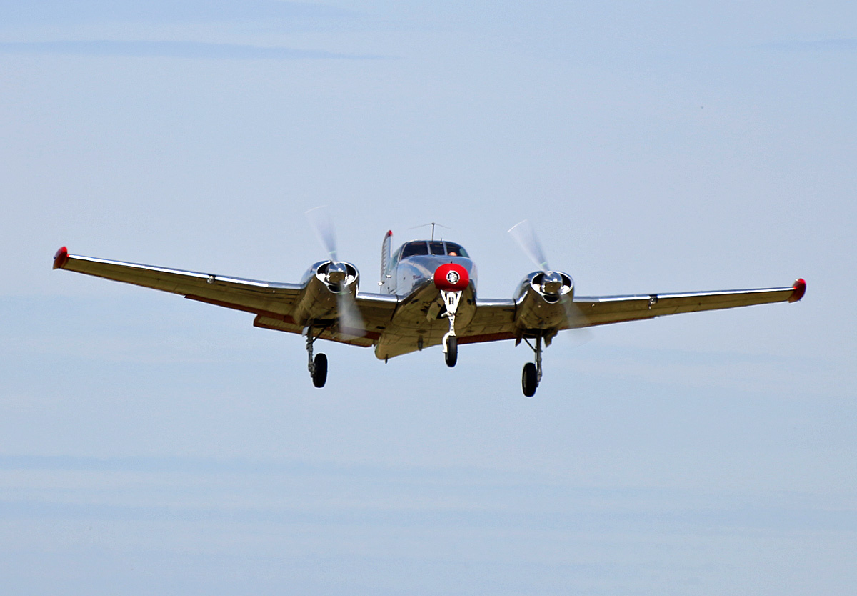 Private Beechcraft B-50 Twin Bonanza,N3670B, Flugplatz Bienenfarm, 06.07.2024