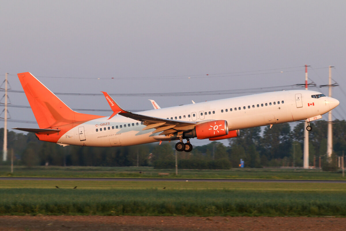 Sunwing Airlines Boeing 737-800 C-GBZS in Amsterdam am 12.05.2024