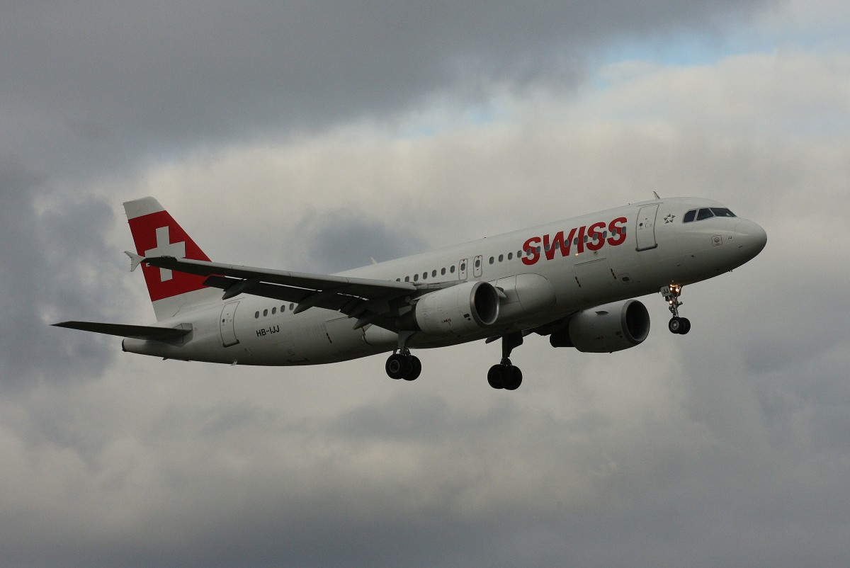 Swiss,HB-IJJ,(c/n 585),Airbus A320-214,16.06.2015,HAM-EDDH,Hamburg,Germany(Taufname:Wallisellen)